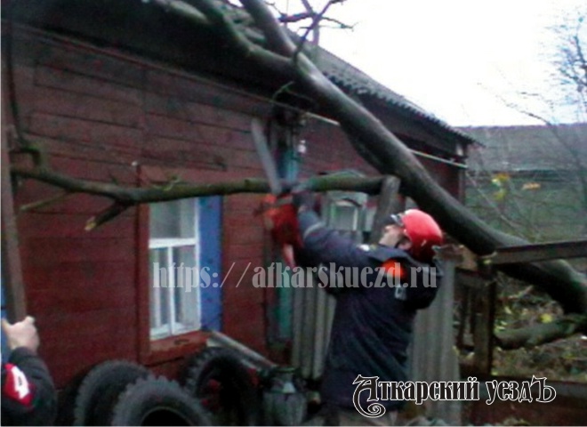 Упавшее дерево повредило крышу в городе Аткарске