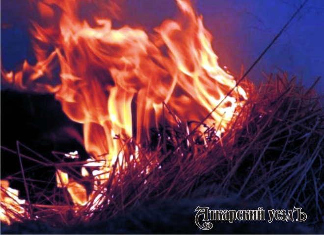 Под Аткарском неосторожный курильщик спалил 4 тонны своего сена