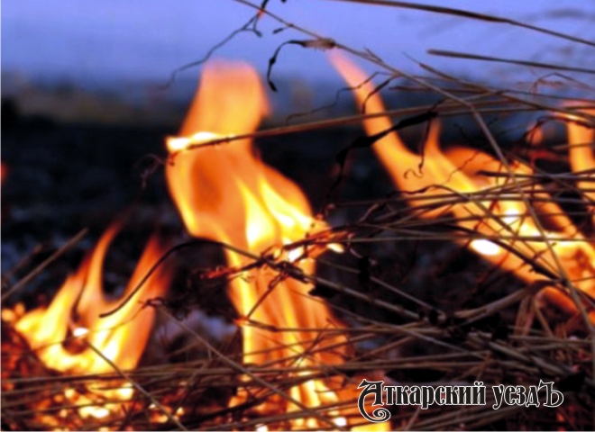 Пьяный аткарчанин устроил пожар после столкновения со стогом сена
