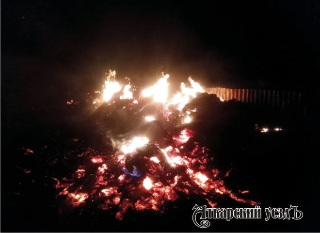 Неизвестные подожгли огромный стог сена у жителей Новой Ивановки