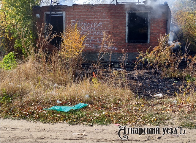 В Аткарске сгорел дом на улице Тимирязева