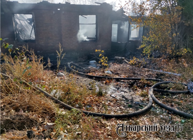 На улице Тимирязева в Аткарске сгорел частный дом