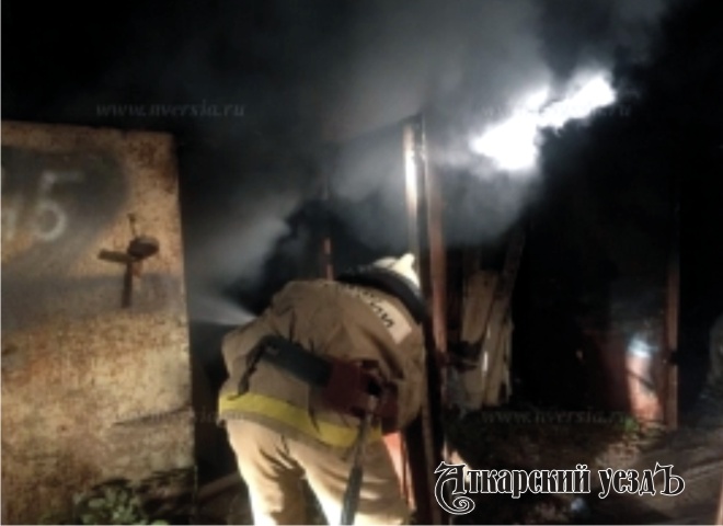В Тургенево ночью загорелся гараж на площади 99 квадратных метров