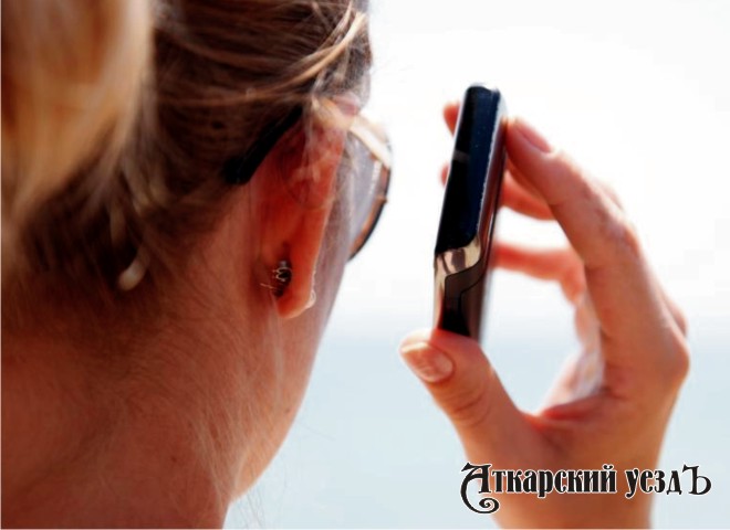Женщина с трубкой телефона у уха