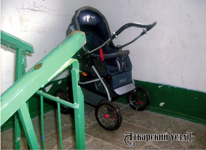 В Аткарске задержали похитительницу детской коляски и санок из многоэтажки
