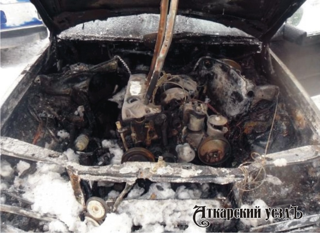 У ВАЗ-21093 в Аткарском районе сгорел моторный отсек