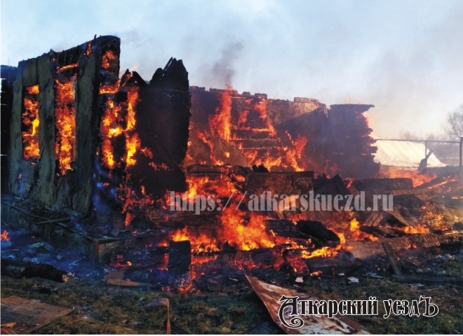 МЧС: в Лопуховке горит жилой дом, внутри может находиться его хозяин