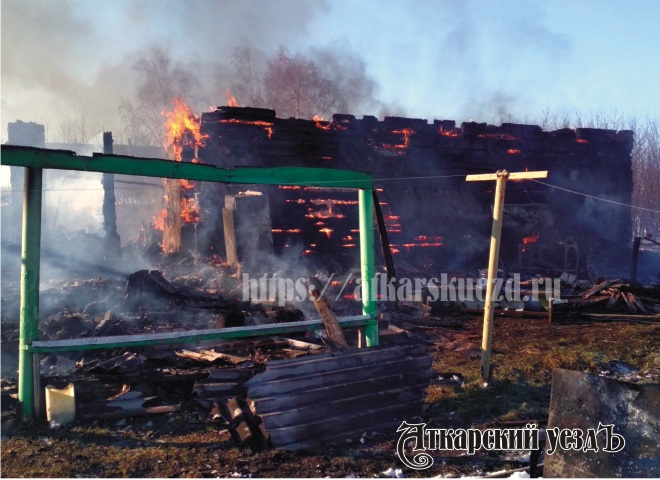 МЧС: в Лопуховке горит жилой дом, внутри может находиться его хозяин