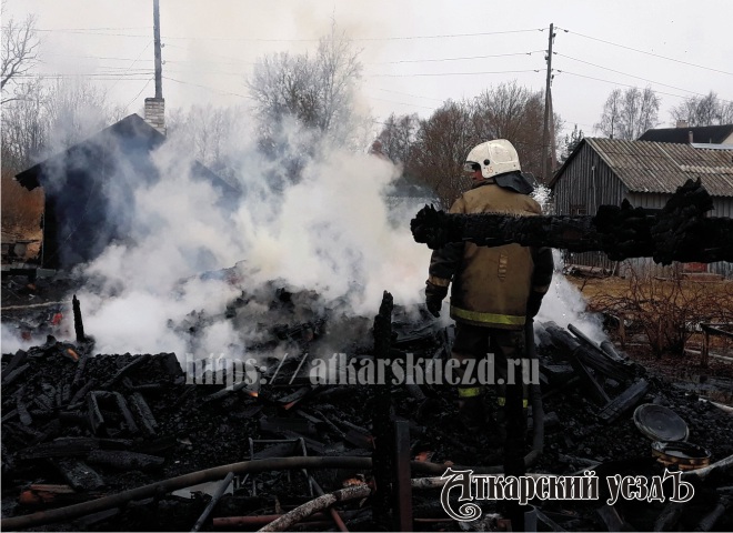 В селе Озерном на пепелище дома обнаружены 4 трупа