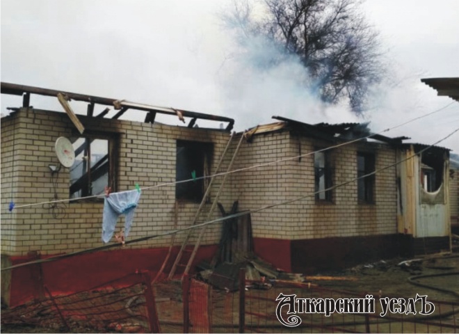 В городе Аткарске сгорел жилой дом по улице Весенняя