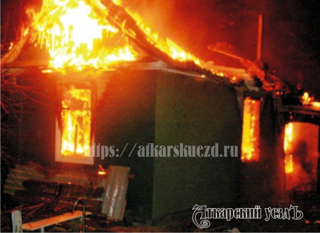 В Аткарске вспыхнул магазин, в деревне Вольновка сгорела дача