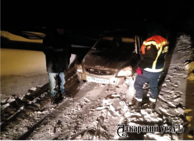 В Аткарском районе вызволили из снежного заноса семью с ребенком