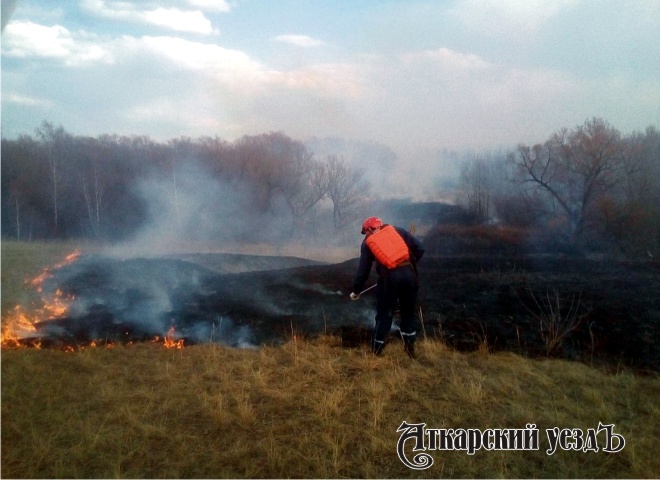 В Аткарском районе ликвидировали два ландшафтных пожара