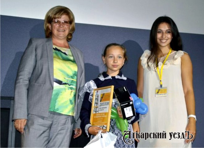 Министр культуры Саратовской области Светлана Краснощекова вручает награду Марине Козловой