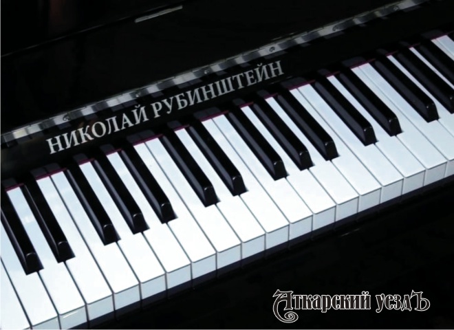 Аткарская ДШИ получила новое фортепиано «Николай Рубинштейн»
