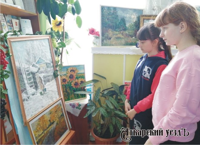 В сельской библиотеке развернута выставка «Художники родного края»