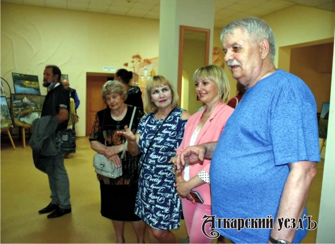 «Серебряные» волонтеры приняли участие в открытии выставки Анатолия Рыхтикова