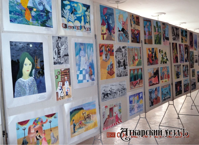 В Детской школе искусств открылась новая выставка