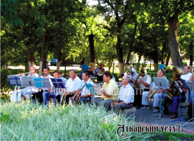 Оркестр «Возрождение» летом будет играть у памятника Борцам революции
