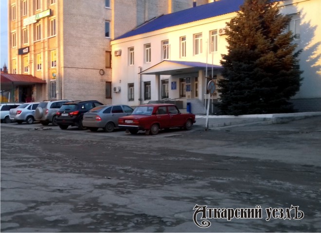 Около здания ИФНС России № 13 по Саратовской области в Аткарске