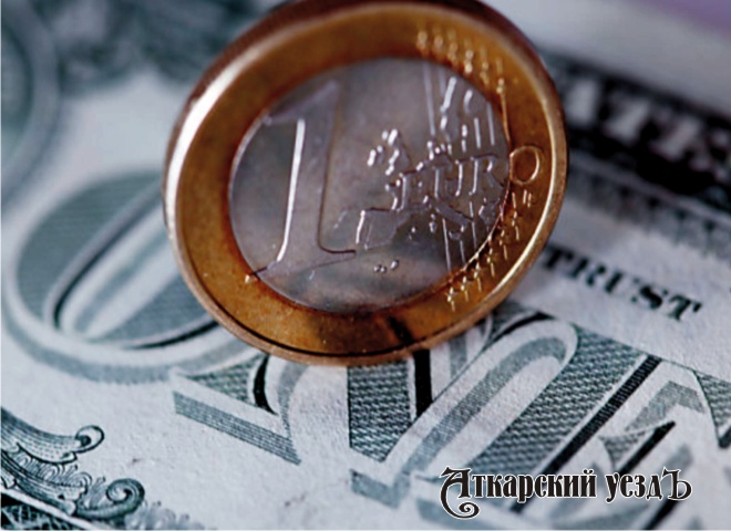 Долларовая купюра и европейская монета
