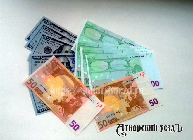 У россиян растет интерес к курсу валют и снижается вера в рубль