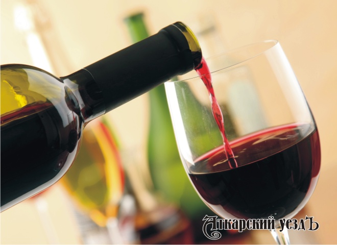 Красное вино и бокал