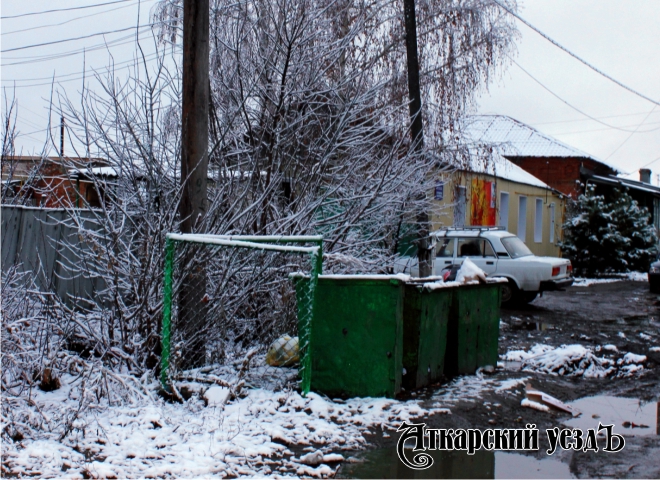 Мусорный контейнер на улице Чапаева в Аткарске