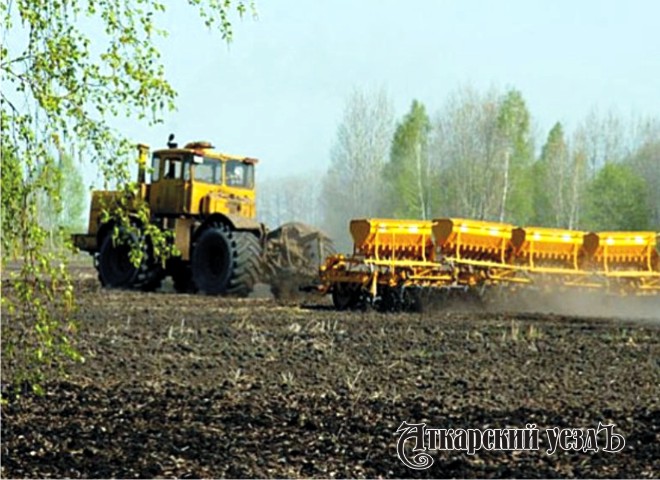 Трактор работает на полях Аткарского района