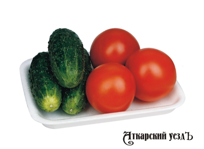 Пластиковая тарелка с помидорами и огурцами