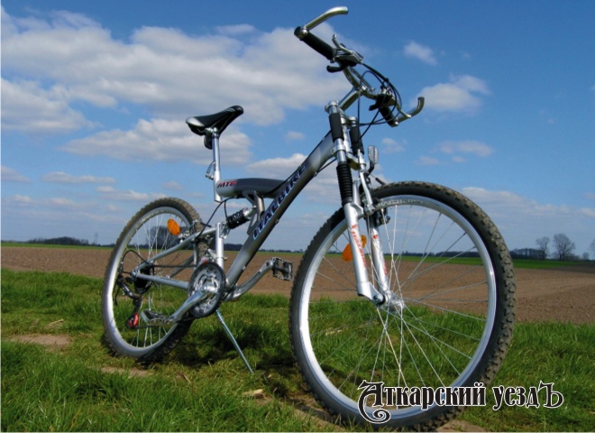 Двухколесный велосипед на фоне природы