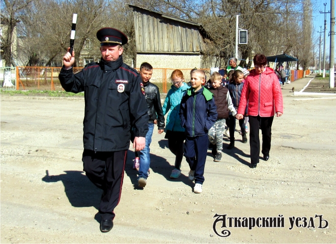 Автоинспекторы прошли со детьми по маршруту от школы до дома