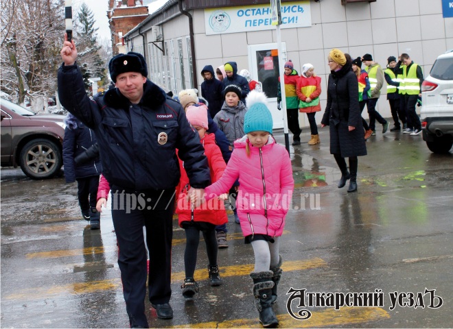 Инспектор по БДД Аткарского ОГИБДД Алексей Левин провел школьников по улицам города