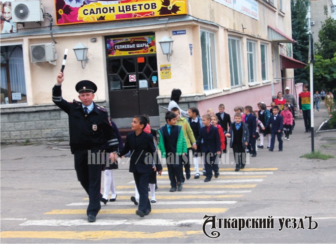 В Аткарске сотрудники ГИБДД провели акцию для школьников