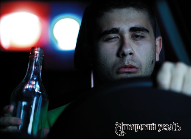 Пьяный мужчина за рулем автомобиля