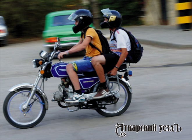Двое молодых парней на скутере