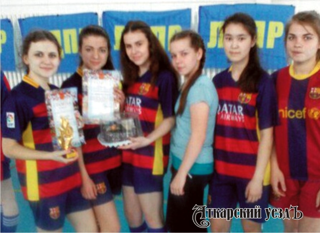 Победители турнира по мини-футболу среди девушек в Аткарске