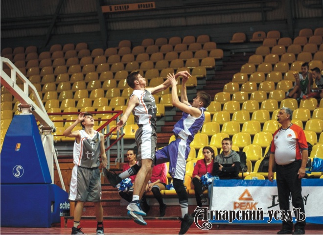 Аткарские спортсмены стали вторыми на школьном баскетбольном турнире