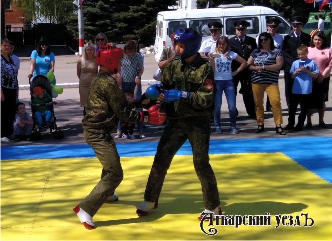 Ребята из клуба «Русичи» провели показательные бои на площади Звезд