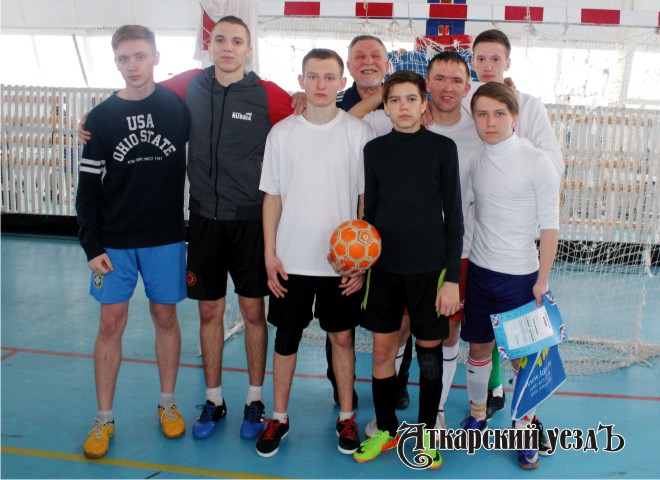 В Аткарске ко Дню космонавтики прошел мини-футбольный турнир