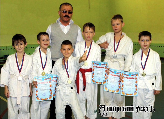 Юные каратисты в Аткарске провели итоговые соревнования 2016 года