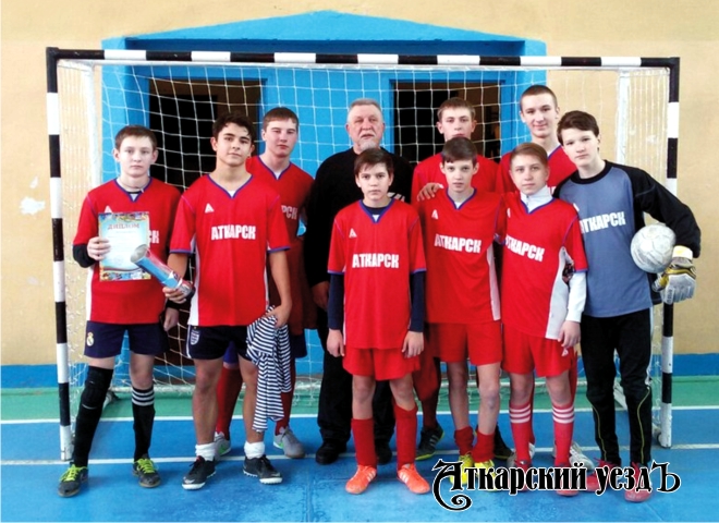 Аткарчане стали победителями мини-футбольного турнира в Октябрьском городке