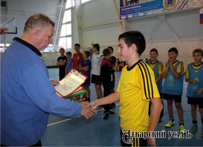 В Аткарске прошел юношеский мини-футбольный турнир к Дню народного единства