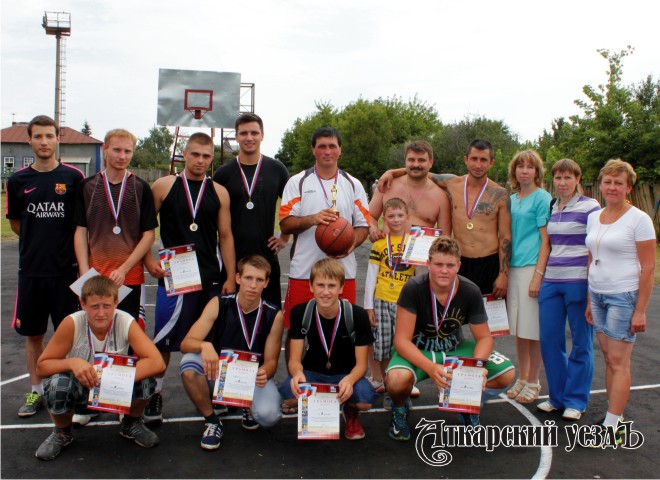 Участники турнира по стритболу «Оранжевый мяч» в Аткарске