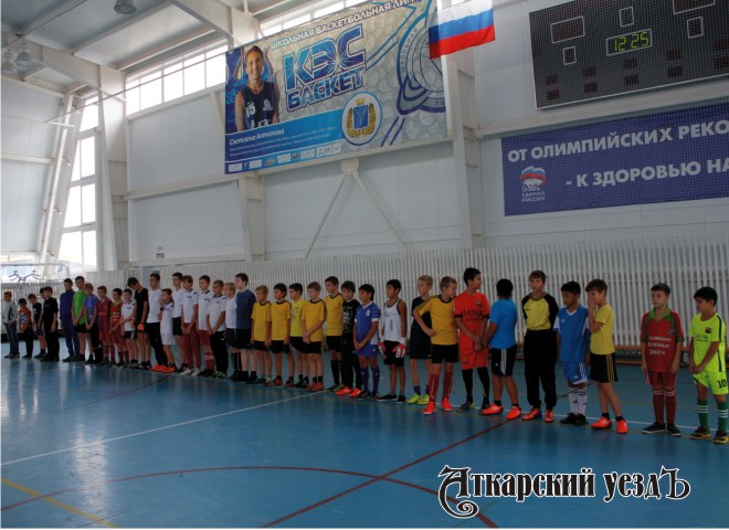 Парад-открытие турнира по мини-футболу среди мальчиков в Аткарске