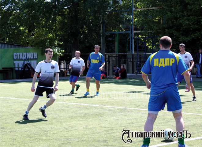 Футболисты ЛДПР из Аткарска стали победителями областного турнира