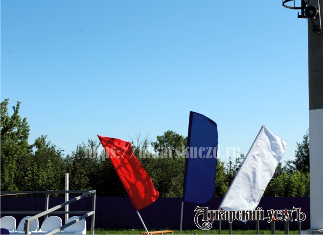 Флаги на стадионе Локомотив в Аткарске