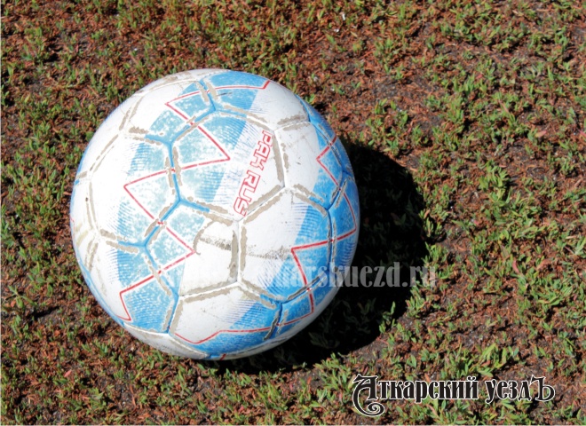 Футбольный мяч на осеннем поле