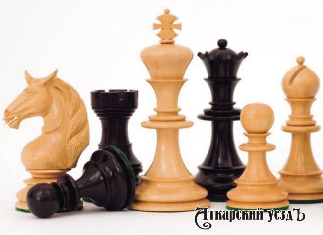 Доска с шахматными фигурами