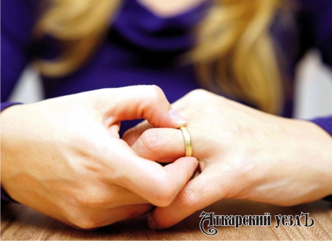 Женщина снимает обручальное кольцо